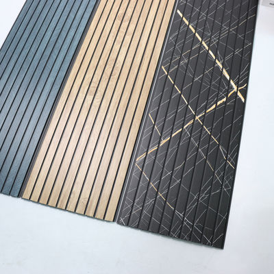 لوح سقف من البولي فينيل كلوريد (PVC) بنمط حبيبات الخشب للجدران الداخلية، بديل فعال من حيث التكلفة لألواح الجدران، سهل الصيانة