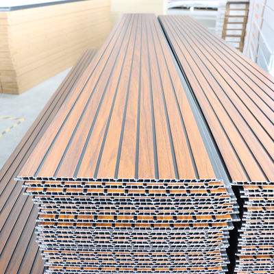 لوح حائط من البولي فينيل كلوريد (PVC) بنمط حبيبات الخشب، لوح حائط زخرفي، مادة صديقة للبيئة لغرفة النوم وغرفة المعيشة وخلفية التلفزيون