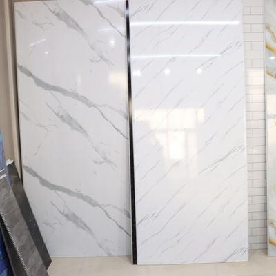 ألواح دش من البولي فينيل كلوريد (PVC) آمنة ومضادة للانزلاق بتصميم محكم للحمام العائلي