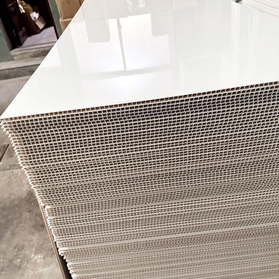 ألواح دش من البولي فينيل كلوريد (PVC) آمنة ومضادة للانزلاق بتصميم محكم للحمام العائلي