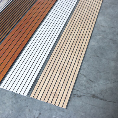 لوحة حائط سقف مخددة PVC مقاومة للرطوبة وسهلة التركيب لتزيين جدران السقف من التصميمات الداخلية الحديثة