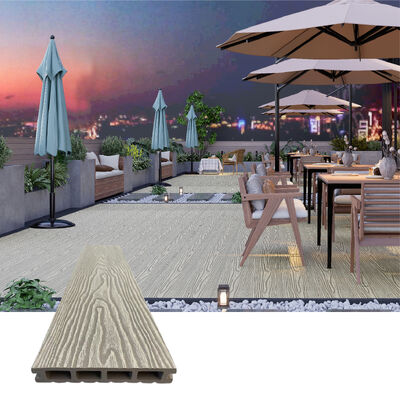 أرضيات WPC خارجيّة دائمة. أرضيات مركّبة عازلة للماء ذات هيكل مجوف لاستخدام الحديقة والمنظر الطبيعي.
