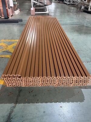 ألواح جدارية مركبة من WPC مقاومة للحريق ومقاومة للماء للاستخدام الخارجي بنظام اللسان والأخدود من كلوريد البولي فينيل