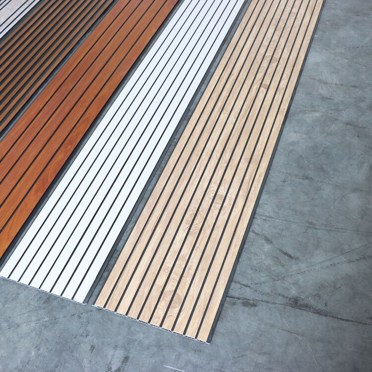 لوحة حائط سقف مخددة PVC مقاومة للرطوبة وسهلة التركيب لتزيين جدران السقف من التصميمات الداخلية الحديثة