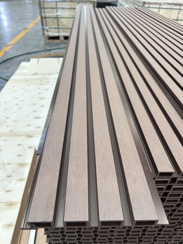 ألواح جدارية مركبة من WPC مقاومة للحريق ومقاومة للماء للاستخدام الخارجي بنظام اللسان والأخدود من كلوريد البولي فينيل