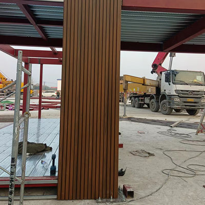 ألواح الجدران الحديثة WPC مع نسيج الحبوب الخشبية للزينة الخارجية